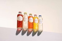 Ready-to-Pour Sparkling Cocktails Image 1