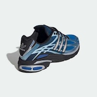 Juxtaposing Dynamic Running Shoes Image 4