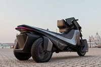 Tilting Three-Wheeled EVs Image 2