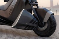 Tilting Three-Wheeled EVs Image 4