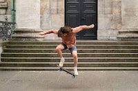 Intuitive Remote-Free Electric Skateboards Image 4