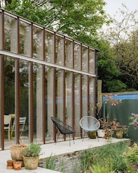 Simplistic Tranquil Garden Studios Image 2
