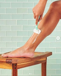 Convenient Moisturizing Razors Image 1