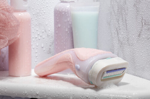 Convenient Moisturizing Razors Image 2