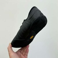 Slim-Fitting Running Shoes Image 1