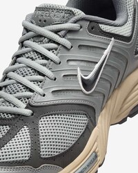 Dynamic Retro Running Shoes Image 1