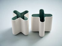 Connection-Inspired X-Shaped Vases Image 1