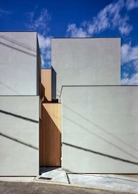 Concrete Boxes-Overlapping Homes