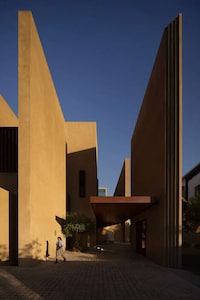 Blocky Courtyard Home Designs Image 3