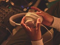 Expertly Engineered Audiophile Headphones Image 3