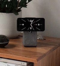 Cement-Made Smartphone Stands Image 2