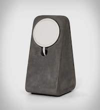 Cement-Made Smartphone Stands Image 5