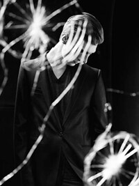 Classic Noir Fashion Image 8
