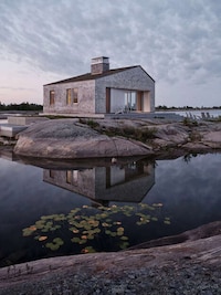 Water-Surrounded Summer Homes Image 2