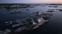 Water-Surrounded Summer Homes Image 3