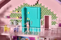 Lifesize 90s Doll Experiences Image 4