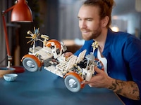 Space Vehicle-Inspired Model Sets Image 2