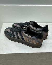 Dynamic Print-Centric Lifestyle Sneakers Image 1