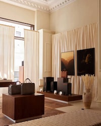Warm Ambiance Luggage Stores Image 3