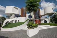 Futuristic Curved Islandic Homes Image 2