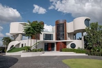 Futuristic Curved Islandic Homes Image 3