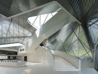 Irregular Pyramid-Shaped Retailers Image 3