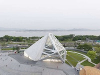 Irregular Pyramid-Shaped Retailers Image 4