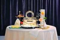 Credit Card-Inspired Golden Bags Image 3