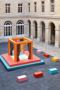 Artful Four-Poster Bed Installations Image 4
