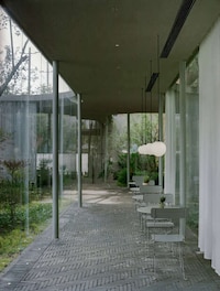 Glass-Walled Shanghai Cafes Image 2
