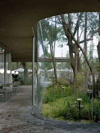Glass-Walled Shanghai Cafes Image 3