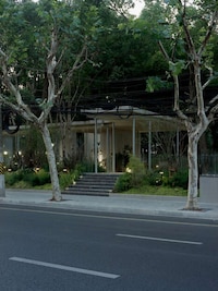 Glass-Walled Shanghai Cafes Image 4