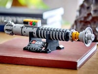 Sci Fi-Inspired Desk Decor Image 4
