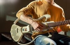 Folding Speaker-Equipped Electric Guitars