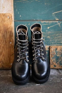 Ultra-Elegant Unisex Leather Boots Image 1