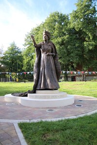 Late Queen-Honoring Statues Image 2