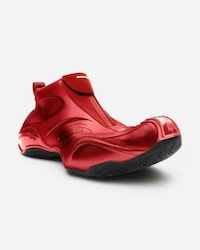 Dynamic Fashion-Forward Basketball Shoes Image 1