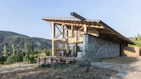 Contrasting Facade Panoramic Residences Image 3