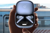 Touchscreen Charging Case Earbuds Image 1