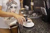 Vacuum-Sealed Airless Coffee Brewers Image 6