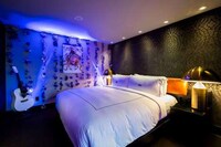 Singer-Songwriter-Inspired Hotel Stays Image 8