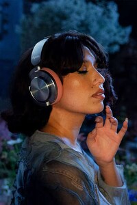 Singer-Starring Headphone Ads Image 1