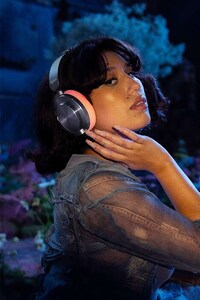 Singer-Starring Headphone Ads Image 2