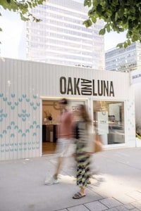 Holiday-Ready Pop-Up Stores Image 3