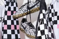 Flat-Soled Sporty Fashionable Sneakers Image 2