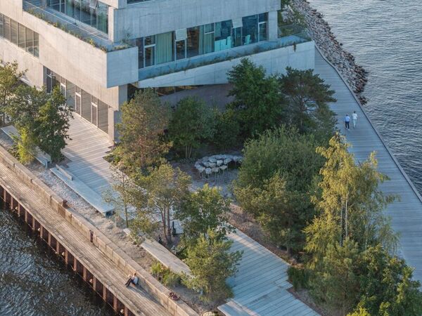 Pier-Side Dynamic Office Spaces Image 2