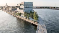 Pier-Side Dynamic Office Spaces Image 4