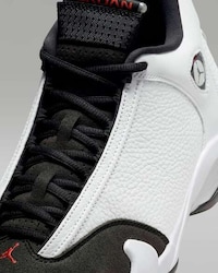 Minimal Contrasting Basketball Shoes Image 1