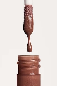 Long-Lasting Holiday Cosmetics Image 3