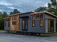 Spacious Cottage-Like Luxe Homes Image 4